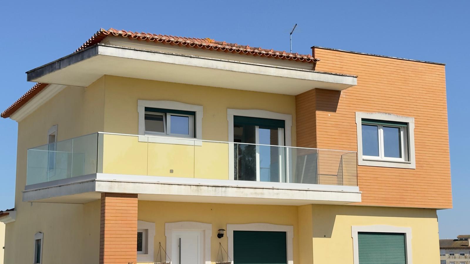 Caixilharia instalada numa moradia contemporânea